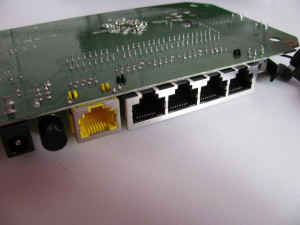 Netgear WNR1000v3:gniazda RJ45 FTP